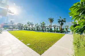 Property grounds - Sophisticated 1BR in La Vie, JBR by Deluxe Holiday Homes (Dubai)