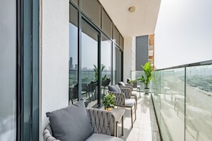 Terrace/patio - Inviting 2BR Apartment in Azizi Riviera 39, Al Merkadh by Deluxe Holiday Homes (Dubai)