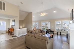 Smart-tv, pejs, dvd-afspiller, bordfodbold