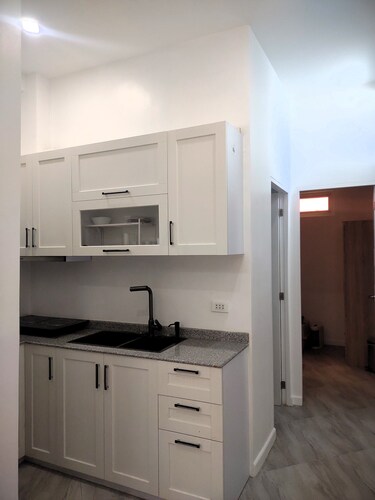 New Furn 1 Br/1 Bath/Kitchen, Manila-Univ Belt, AC, Hot water, Wifi, Netflix -u1