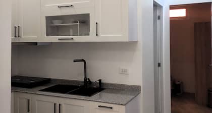 New Furn 1 Br/1 Bath/Kitchen, Manila-Univ Belt, AC, Hot water, Wifi, Netflix -u1