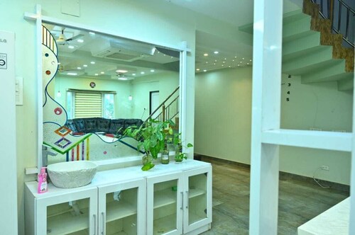 Charming 2-bedroom apartment in enchanting Visakhapatnam with WiFi, AC