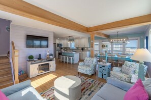 TV connectée, lecteur de DVD, table de tennis de table, chaîne hi-fi