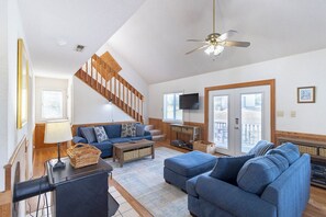 TV, fireplace, DVD player, table football - Cozy soundside Duck home w/ community pool and tennis! (Duck)