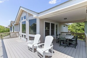 Outdoor dining - Spacious pet-friendly oceanside Duck home w/ pool and hot tub! (Duck)