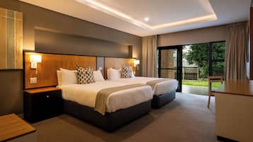 Suite familiar, 2 camas matrimoniales, patio, vista al jardín | 1 habitación, ropa de cama de alta calidad y camas con efecto memoria