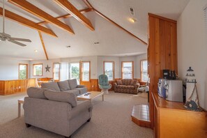 Télévision, cheminée, lecteur de DVD, chaîne hi-fi