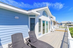 Terrace/patio - Oceanside Corolla home w/ saltwater pool, hot tub, and elevator! (Corolla)