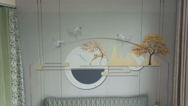 A room with a bed, a wall-mounted shelf with decorative items, and a window with curtains. - Hefei Ruyi Inn (Hefei)