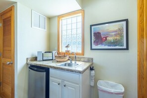 Coffee/tea maker, fridge, microwave, oven