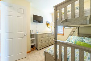 4 bedrooms, iron/ironing board, internet, bed sheets