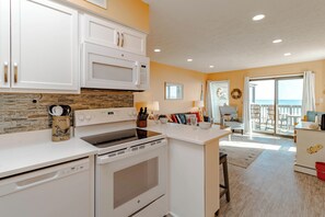 ثلاجة، ميكروويف، فرن، موقد طهي مسطح