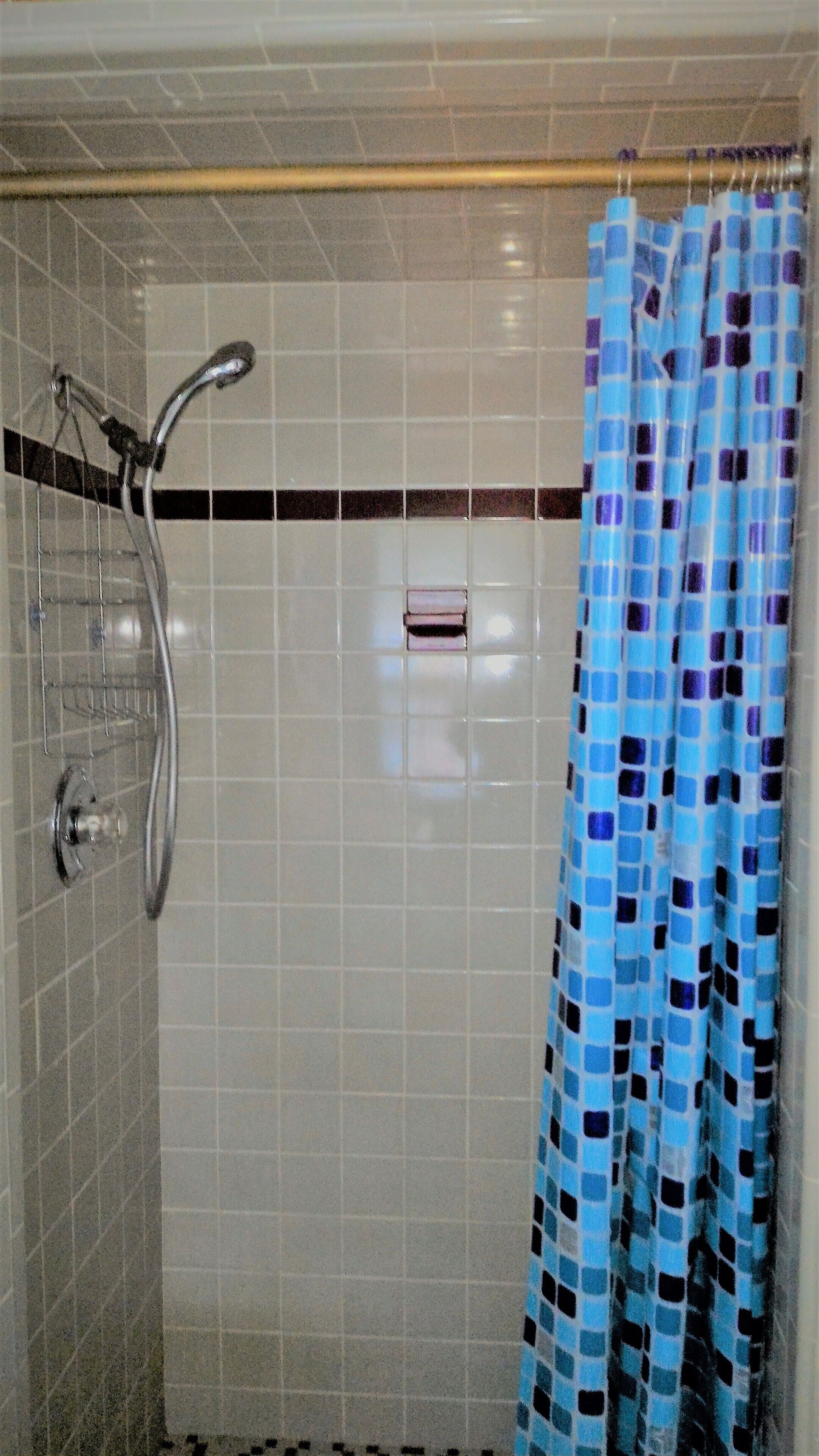 Standard Double Room | Bathroom | Shower, soap, shampoo, toilet paper