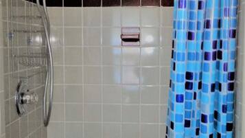 Habitación doble estándar | Baño | Regadera, jabón, shampoo, papel de baño