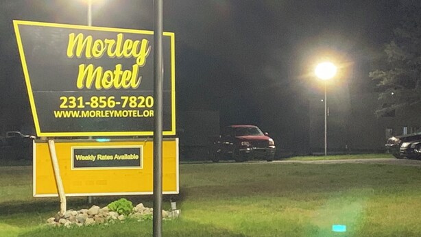 Une enseigne de motel portant l’inscription « Morley Motel » et un numéro de téléphone.