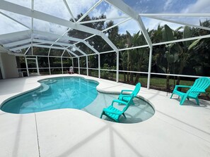 Una piscina al aire libre, una piscina climatizada