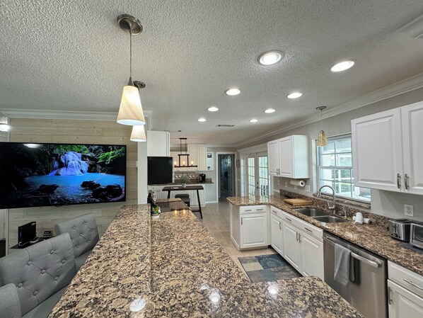 Refrigerador, microondas, horno, placa de cocina