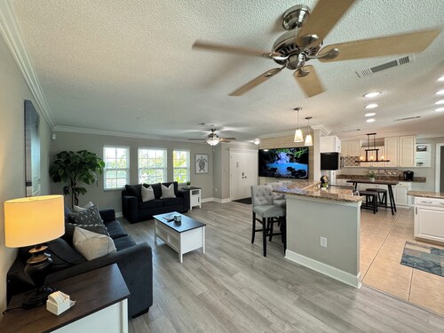 Charming 3BR/2BA Venice center located, screened/heated pool 