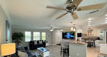 Charming 3BR/2BA Venice center located, screened/heated pool