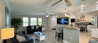 Charming 3BR/2BA Venice center located, screened/heated pool