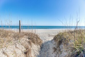 Beach - Oceanside home in Hatteras 200 yards from beach, Hot Tub (Hatteras)