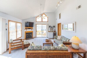 Smart TV, fireplace, stereo - Oceanside home in Rodanthe with Ocean Views & Hot Tub (Rodanthe)