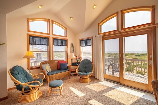 Televisión, chimenea, reproductor de DVD, estéreo