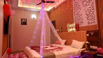 Escritorio, espacio para trabajar con laptop y wifi gratis