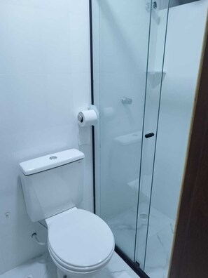 Ducha, secador de pelo, toallas y jabón