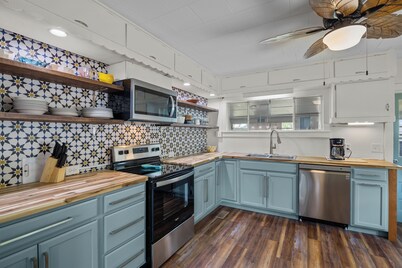 Charming 3-bedroom cottage in Oriental, pet friendly
