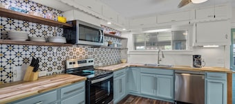 Charming 3-bedroom cottage in Oriental, pet friendly
