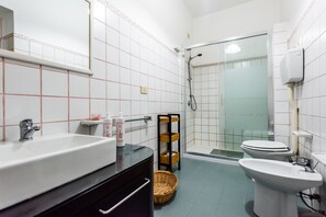 Shower, hair dryer, bidet, towels - Siracusa Marina Apartment by Wonderful Italy (Siracusa)