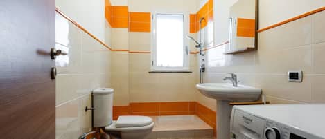 Douche, sĂšche-cheveux, serviettes fournies