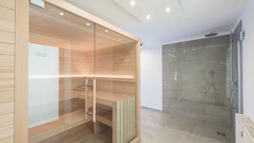 Ferienhaus für bis zu 27 Personen mit Sauna | Bathroom | Shower, towels, toilet paper