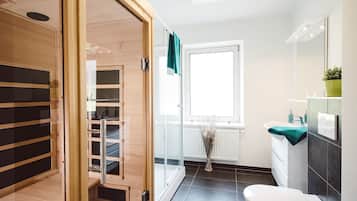Ferienwohnung für bis zu 4 Personen mit IR-Sauna | Kamar mandi | Shower, handuk, dan tisu toilet