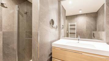 Doccia, asciugacapelli, asciugamani