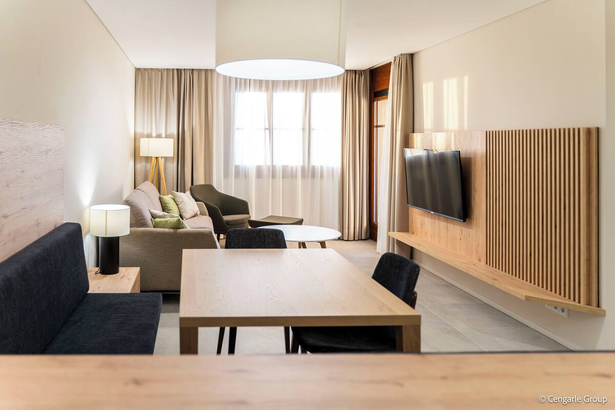 Cribs (surcharge), WiFi (free), bed sheets
