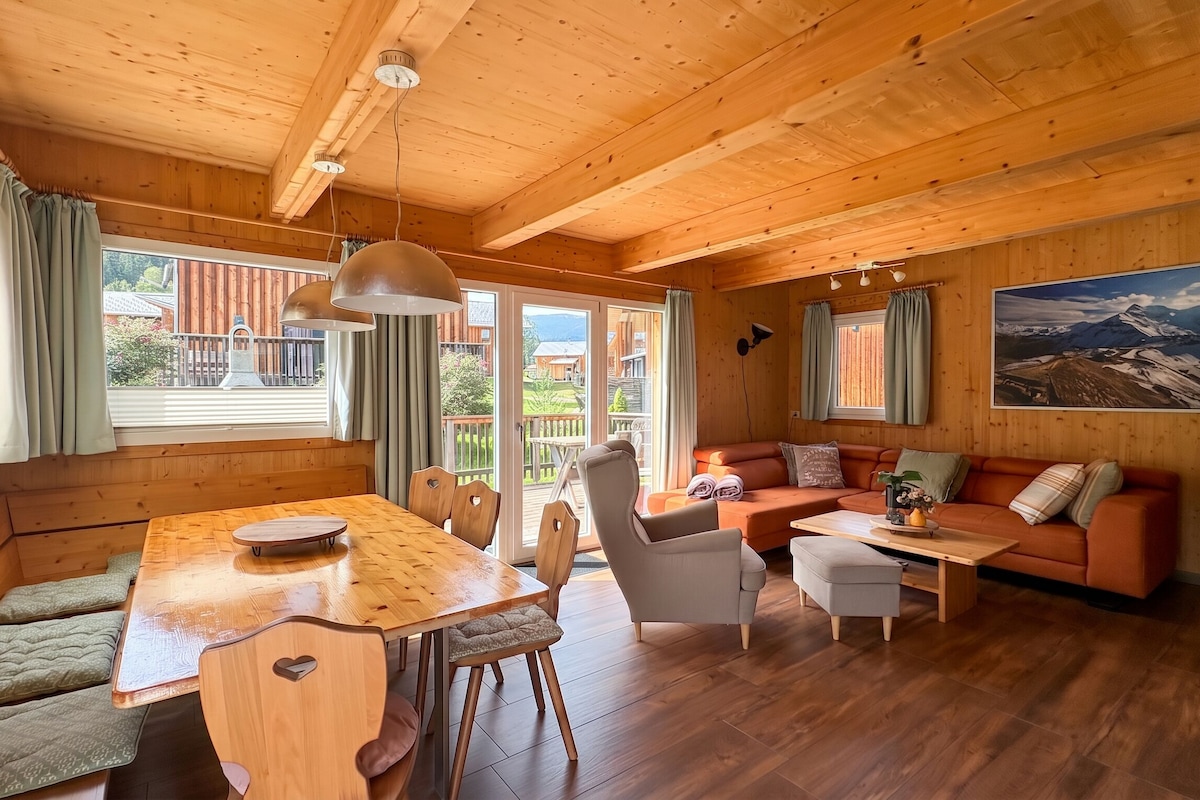 Chalet # 16 mit 4 Schlafzimmern, Sauna & Whirlpool | Living area | Flat-screen TV