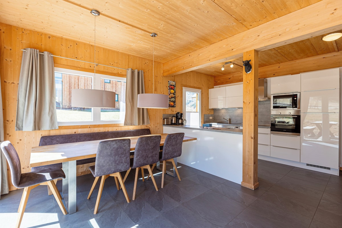 Chalet # 25b mit 4 Schlafzimmern, IR-Sauna & Whirlpool | Living area | Flat-screen TV