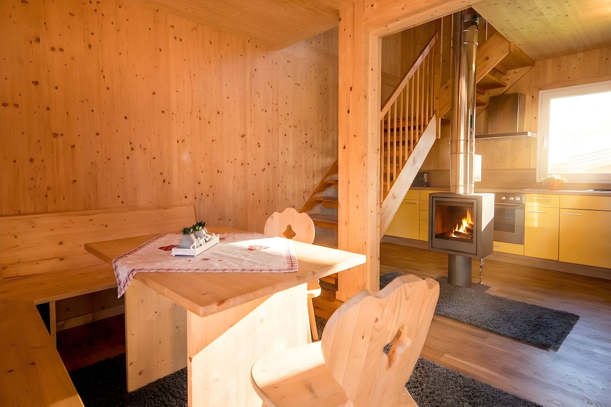 Chalet # 1 mit 3 Schlafzimmern & IR-Sauna | Living area | Flat-screen TV