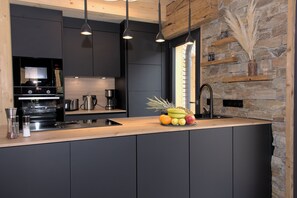 Chalet # 52 mit 3 Schlafzimmern, Sauna & Whirlpool | Eigene Küche | Großer Kühlschrank, Ofen, Herdplatte, Geschirrspüler