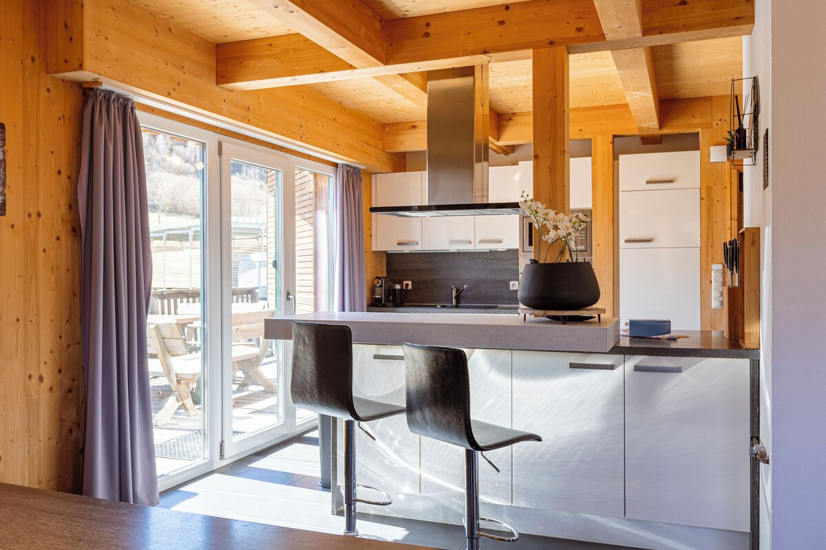 Superior Chalet # 18  mit IR-Sauna & Whirlpool | Private kitchen | Coffee/tea maker, full-sized fridge, oven, stovetop
