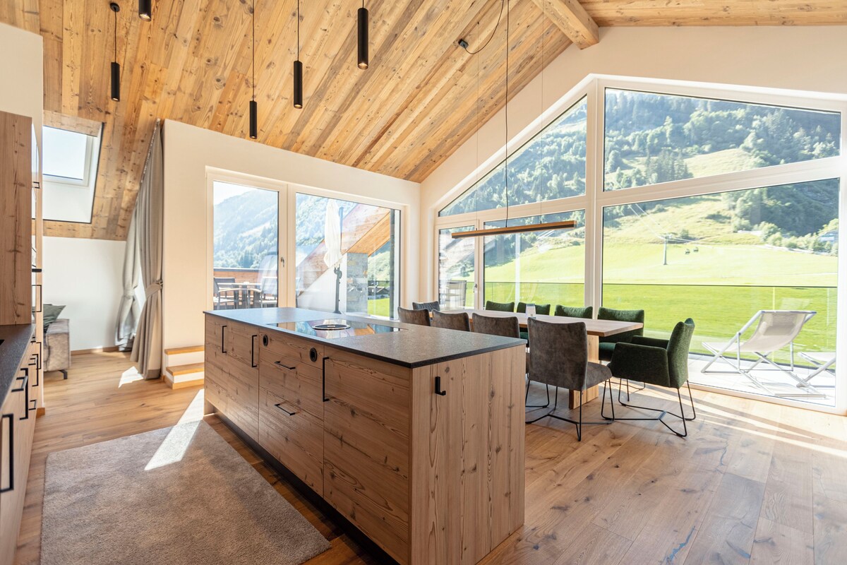 Penthouse mit 4 Schlafzimmern & Sauna | Pemandangan gunung