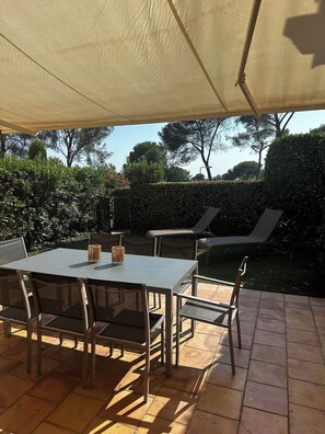 Outdoor dining - La Plage et la Mer à 30 Mètres. Piscine, Pétanque et Farniente (Saint-Raphaël)