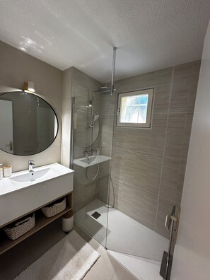 Een douche, een haardroger, handdoeken, zeep