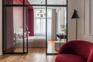 Apartamento superior, sacada | 3 quartos, quartos à prova de som, Wi-Fi de cortesia