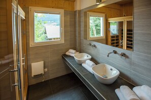 Ferienhaus mit 4 Schlafzimmern bis 8 Personen | Badrum | Badkar och dusch, handdukar och toalettpapper