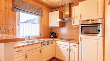 Ferienhaus Family mit 3 Schlafzimmern für bis zu 6 Personen | Private kitchen | Full-sized fridge, microwave, stovetop, dishwasher