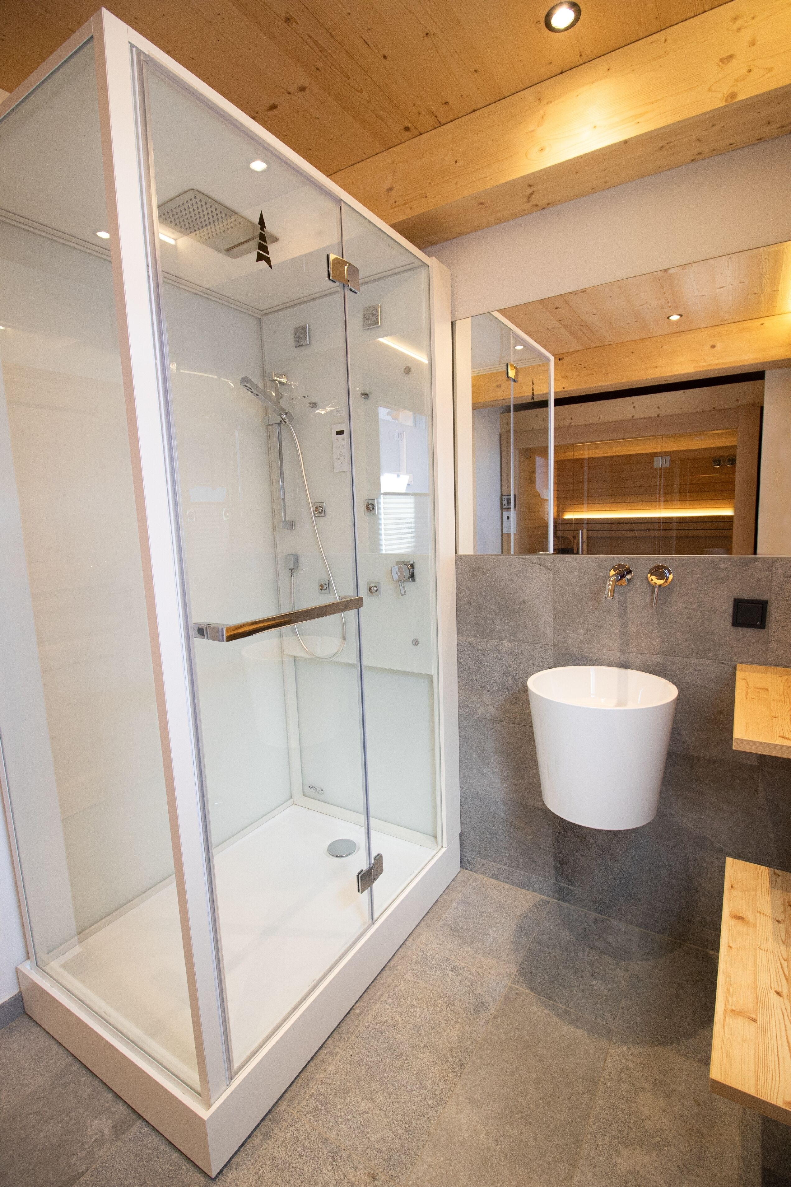 Une salle de bain moderne avec une douche à parois de verre, une baignoire sur pieds et un grand miroir.