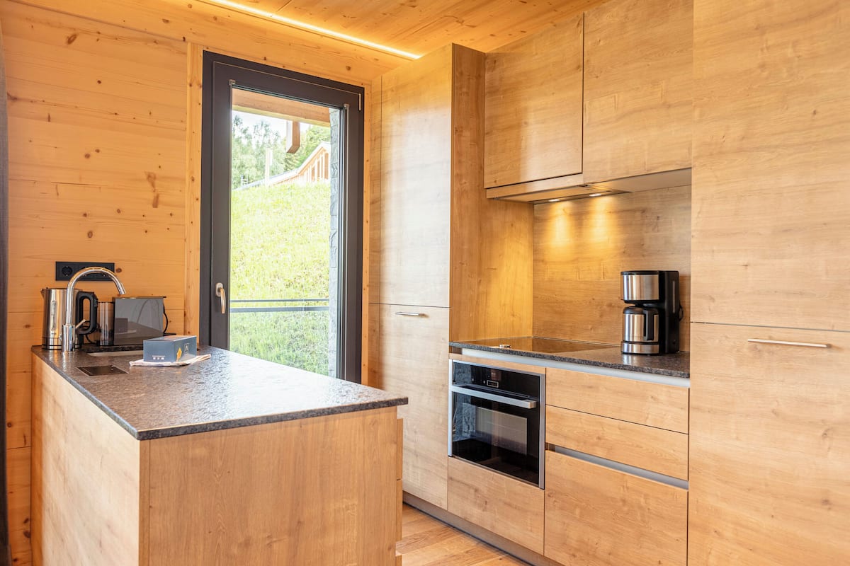 Superior Ferienwohnung mit Sauna & Außenbadewanne | Cocina privada | Frigorífico grande, microondas, horno y placa de cocina